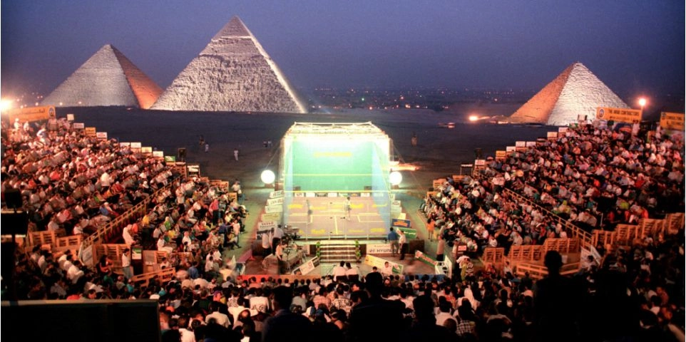 сквош корт на фоне пирамид в египте